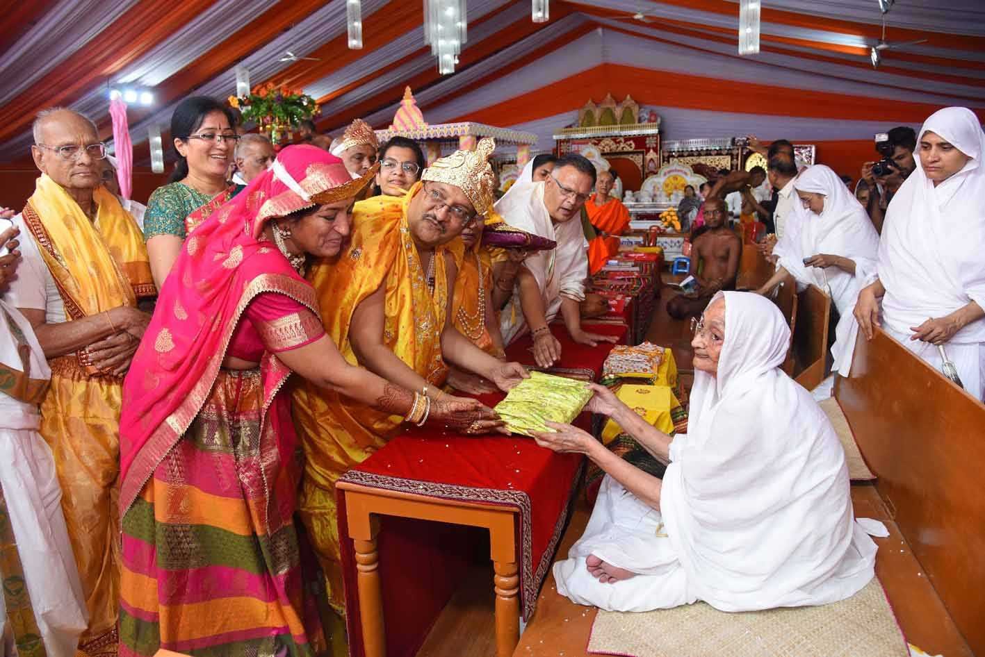 अयोध्या के पंचकल्याणक में प्रमुख श्रोता बना खंडवा का लोहाडिया परिवार