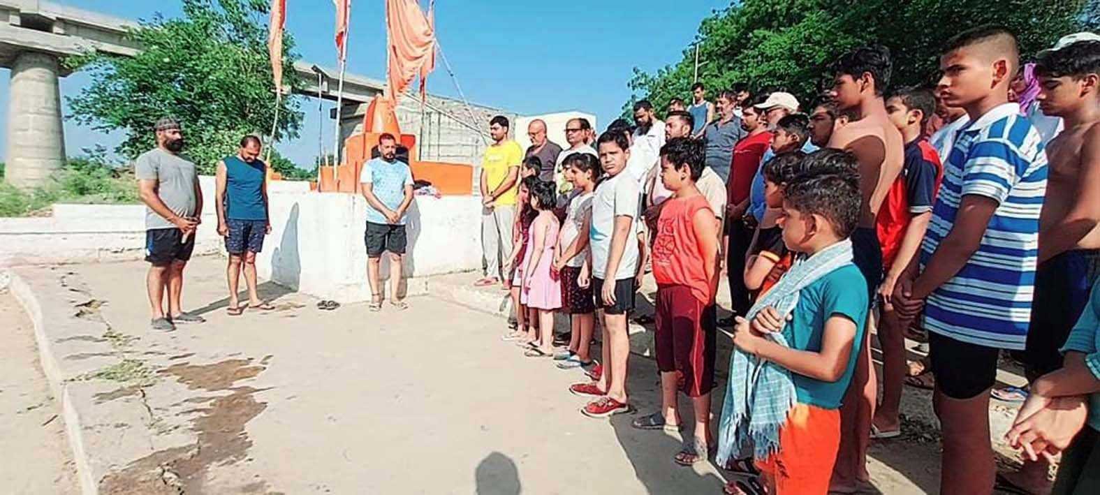 लहरों के राजा ग्रुप ने छात्रा मुस्कान को दी श्रद्धांजलि