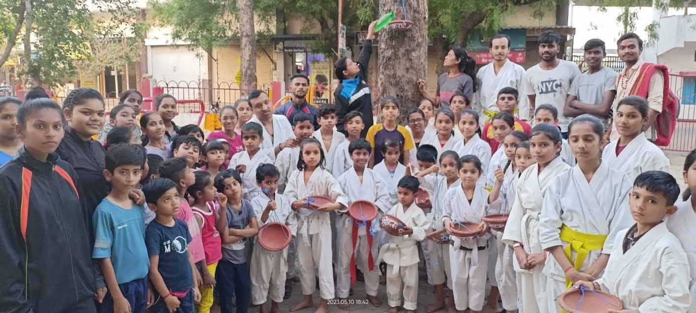 गर्मी में पक्षियों के लिए नन्हें बच्चों ने लगाए सकोरे