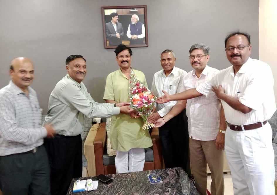एसएन कॉलेज के नवागत प्राचार्य ने विधायक से की सौजन्य भेंट