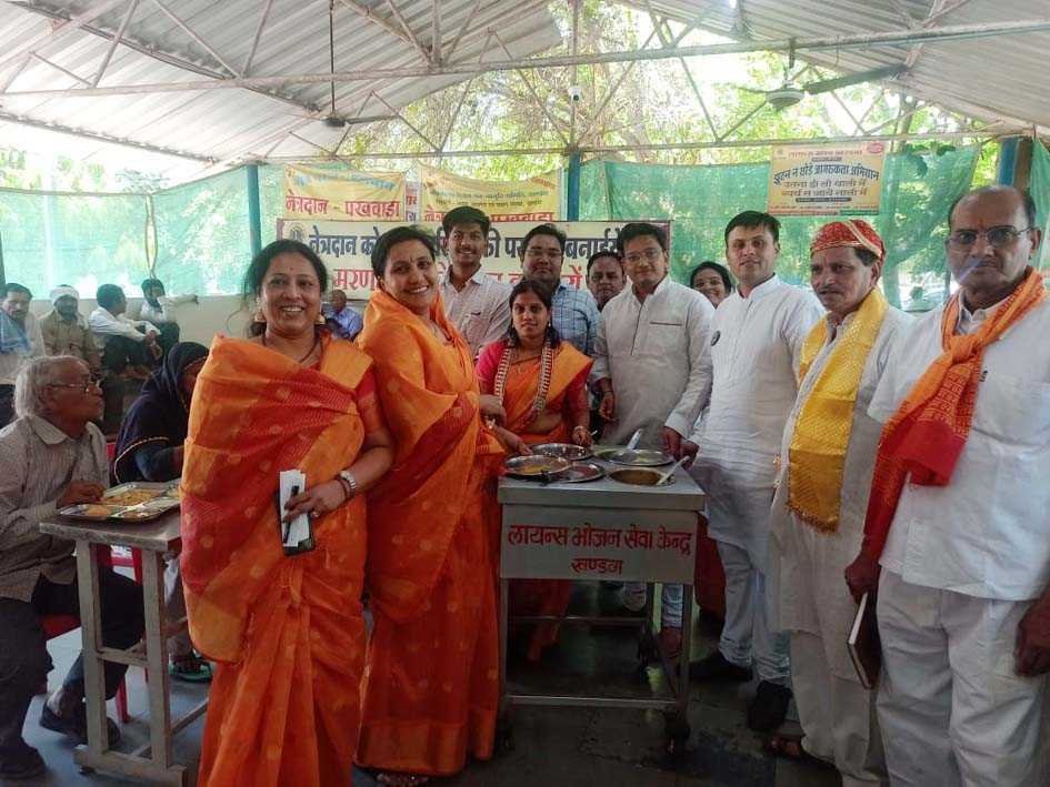 माहेश्वरी समाज ने लायन्स भोजन सेवा केंद्र पर जरूरतमन्दों को कराया भोजन