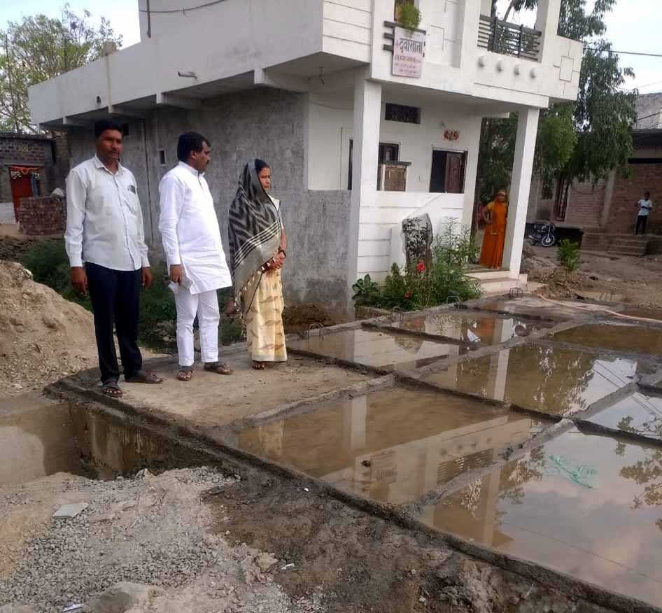 मनरेगा योजना में बन रही पुलिया देख जिपं अध्यक्ष ने की सरपंच की प्रशंसा