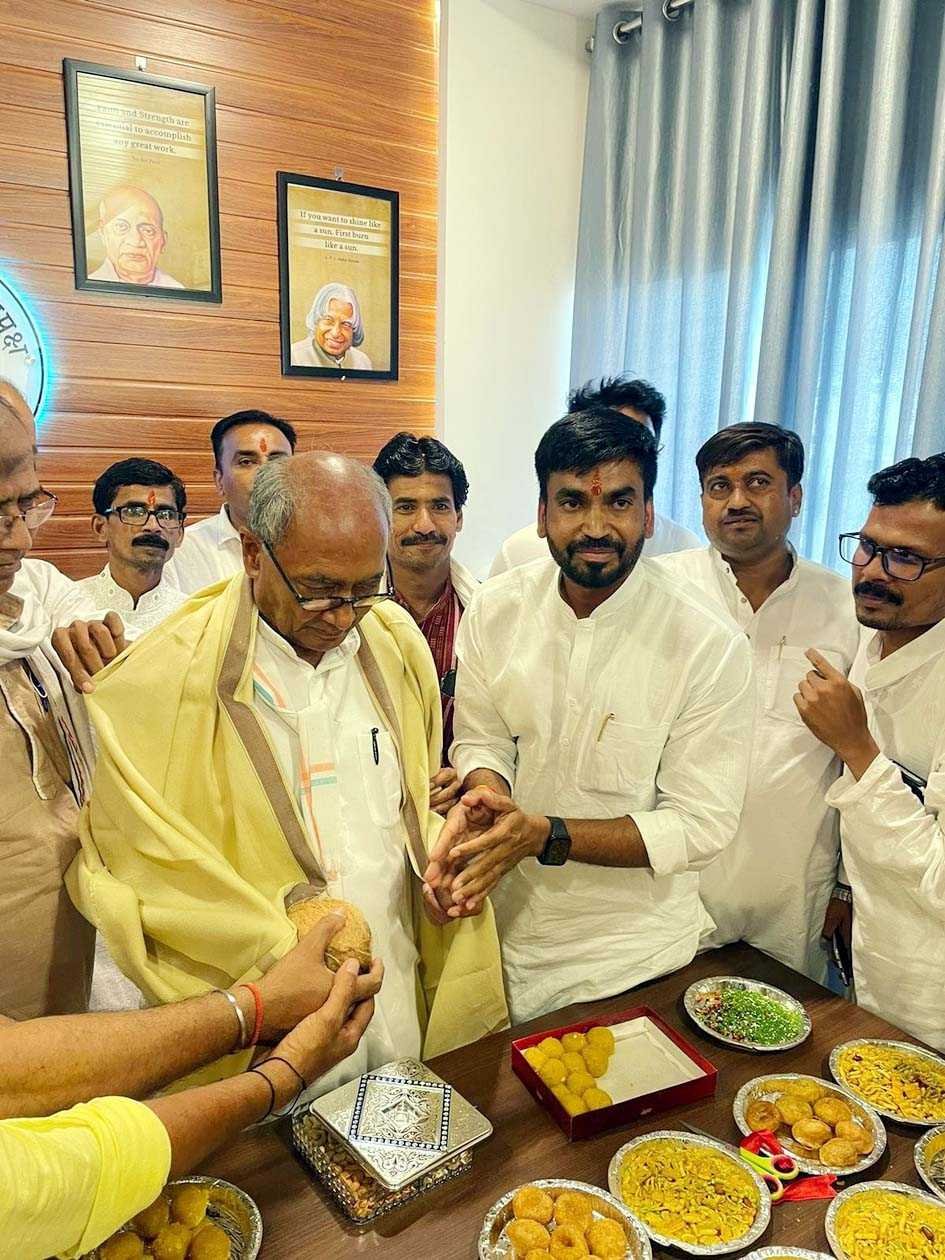 दिग्विजय सिंह ने नगर निगम नेता प्रतिपक्ष के कार्यालय का किया उद्घाटन