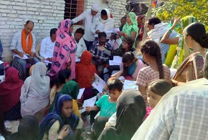 नारी सम्मान योजना फॉर्म भरवाने घर-घर पहुँच रहे कांग्रेस कार्यकर्ता