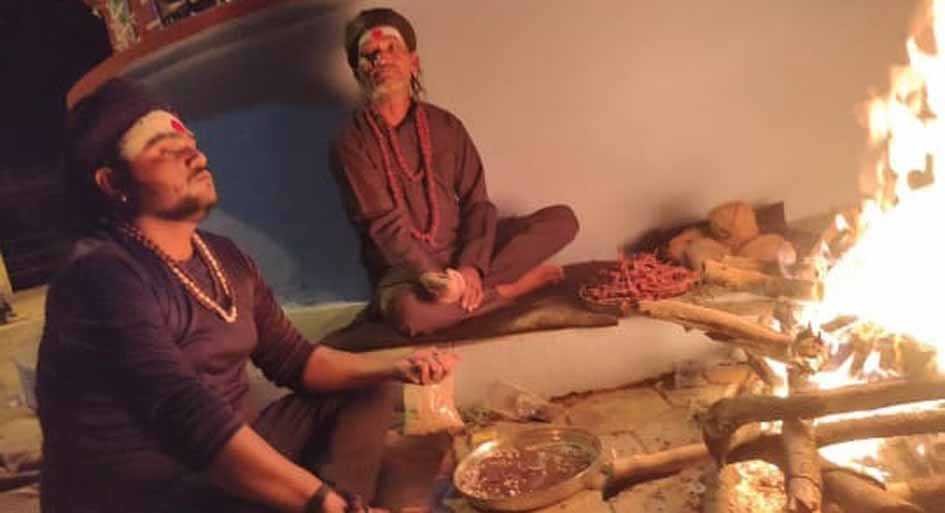 मुक्तिधाम पर लाल मिर्च से किया बगलामुखी हवन