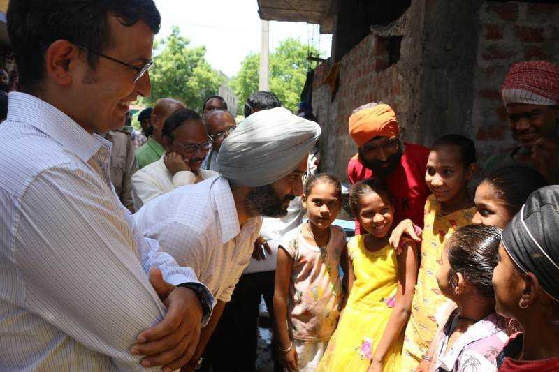 अभिनव पहल: कलेक्टर एवं एसपी ने खुद स्कूल छोड़ चुके बच्चों को प्रेरित कर पहुंचाया स्कूल