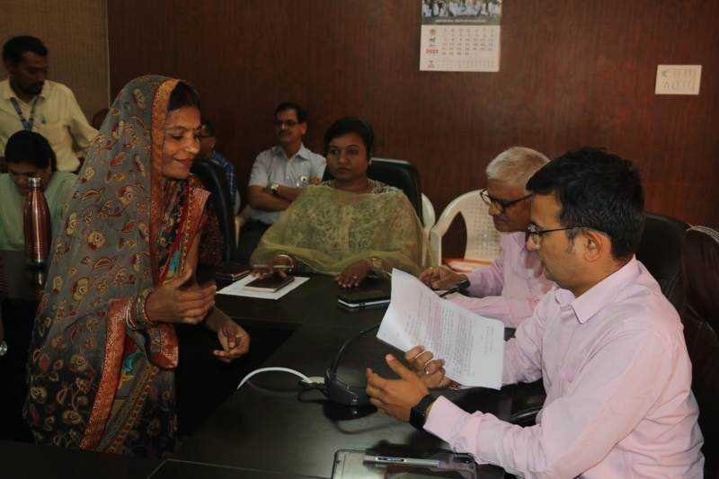 कलेक्टर नीरज कुमार सिंह ने किया आमजनों की समस्याओं का निराकरण