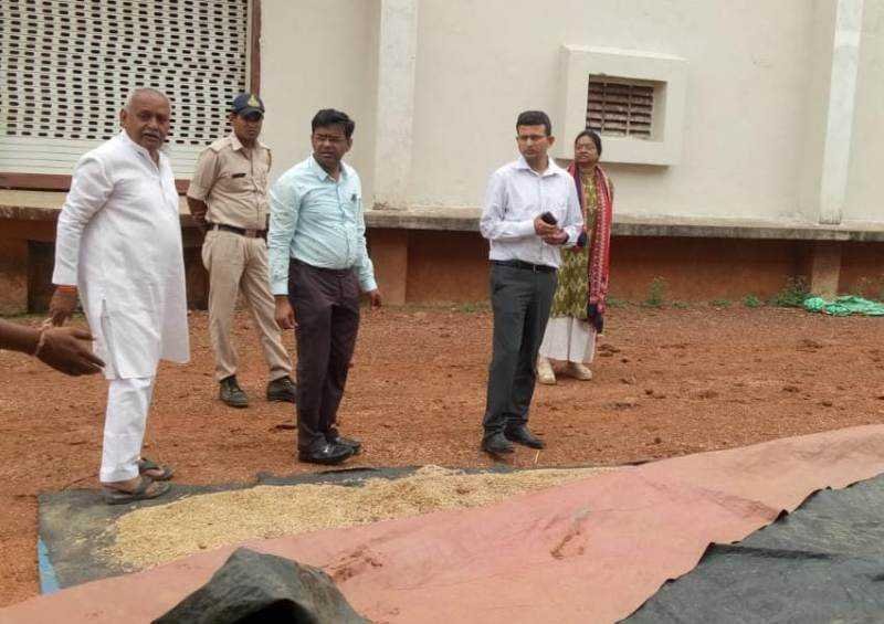 कलेक्टर श्री सिंह ने सोहागपुर में गेहूं खरीदी केंद्रों का किया औचक निरीक्षण