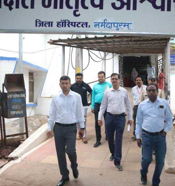 अस्पताल में स्वास्थ्य सेवाओं का कलेक्टर श्री सिंह ने लिया जायजा