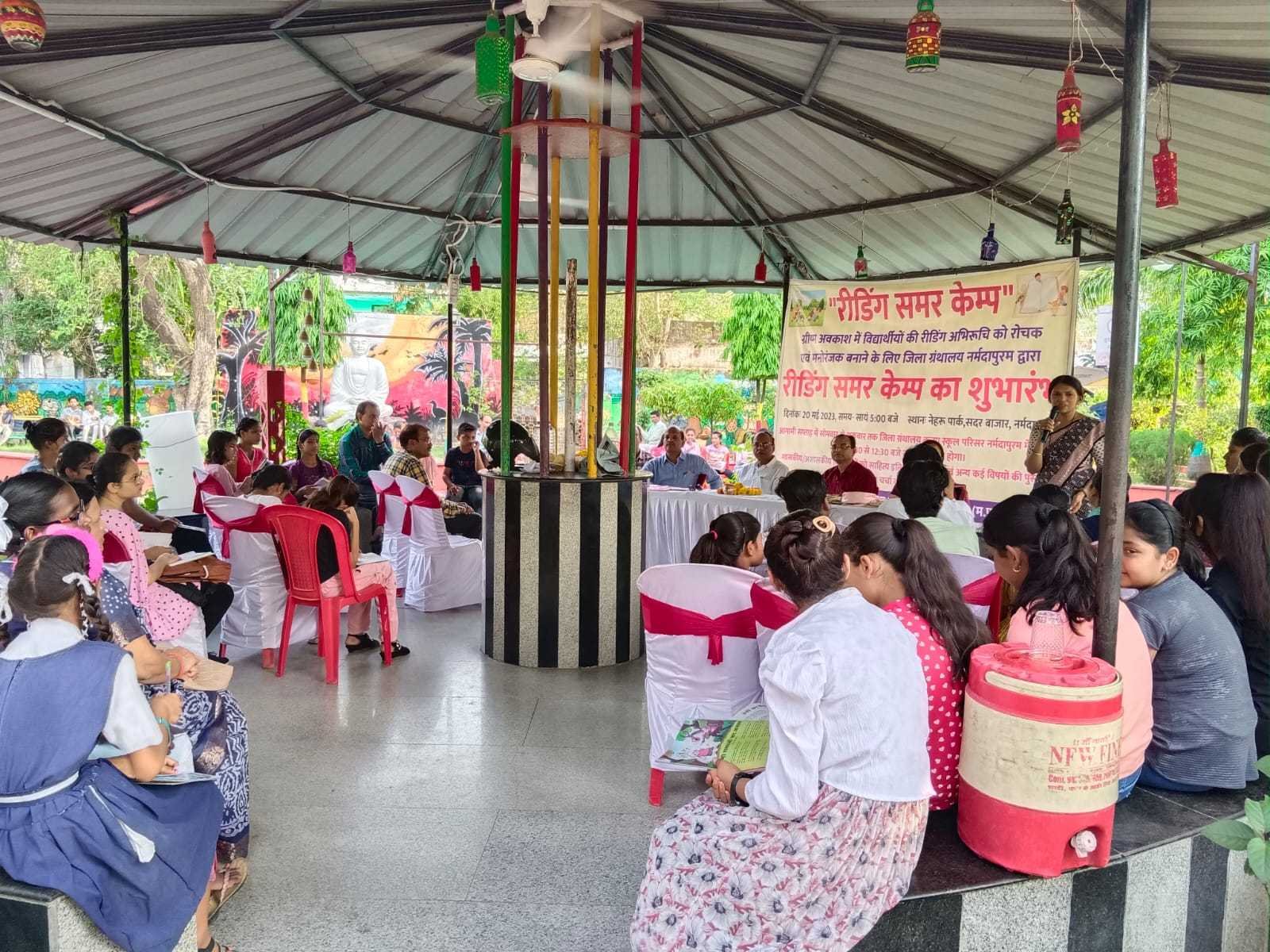 रीडिंग समर कैंप का शुभारंभ नेहरू पार्क नर्मदापुरम में हुआ