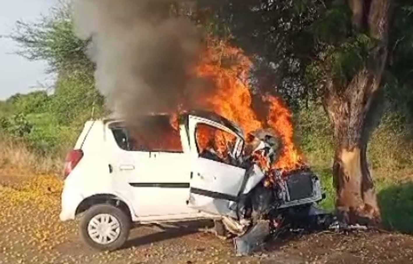 भयावह हादसा…. कार में आग लगने से चार लोग जिंदा जले  