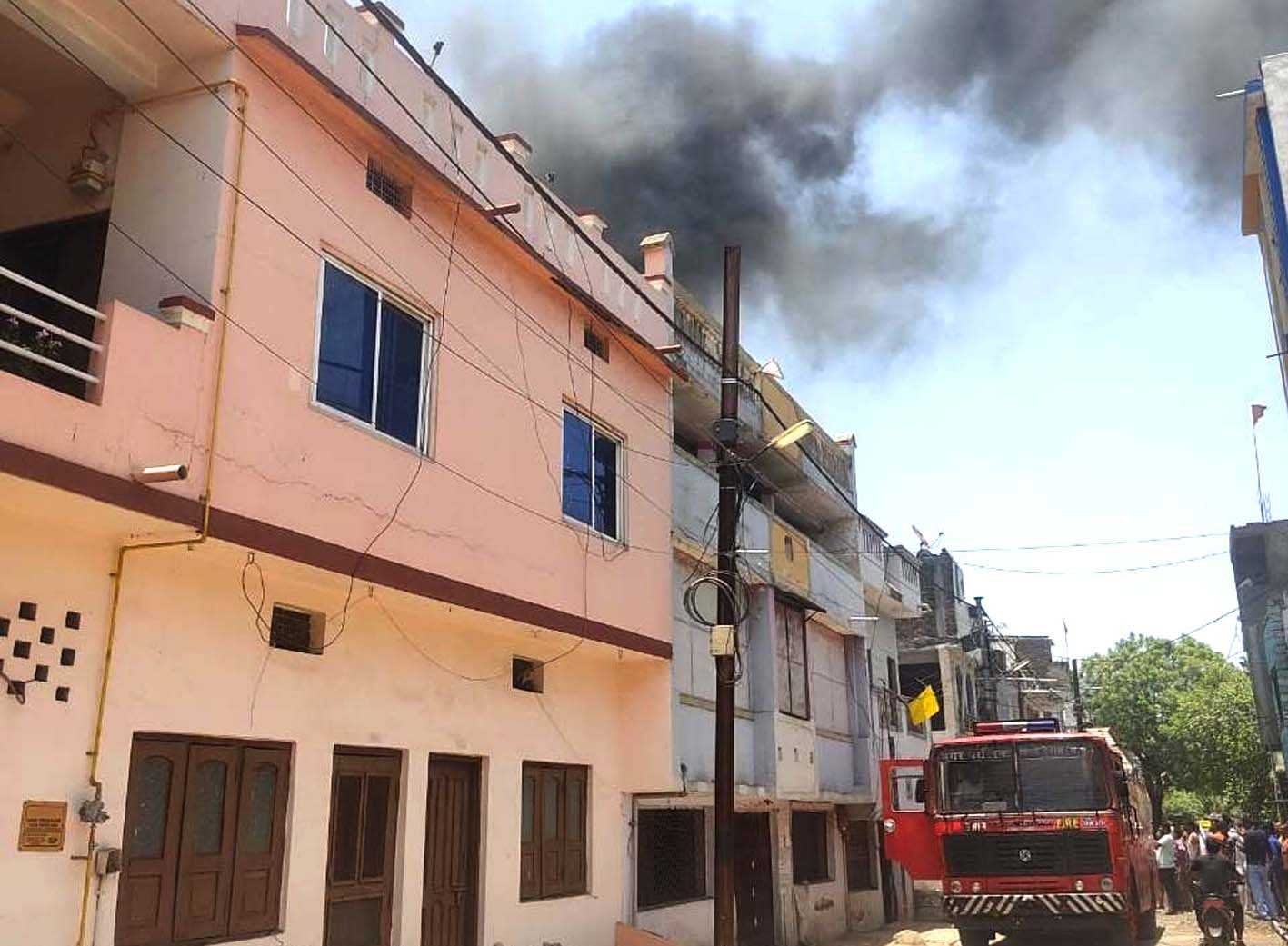 हाईटेंशन लाइन में फाल्ट, दो मकानों में लगी आग