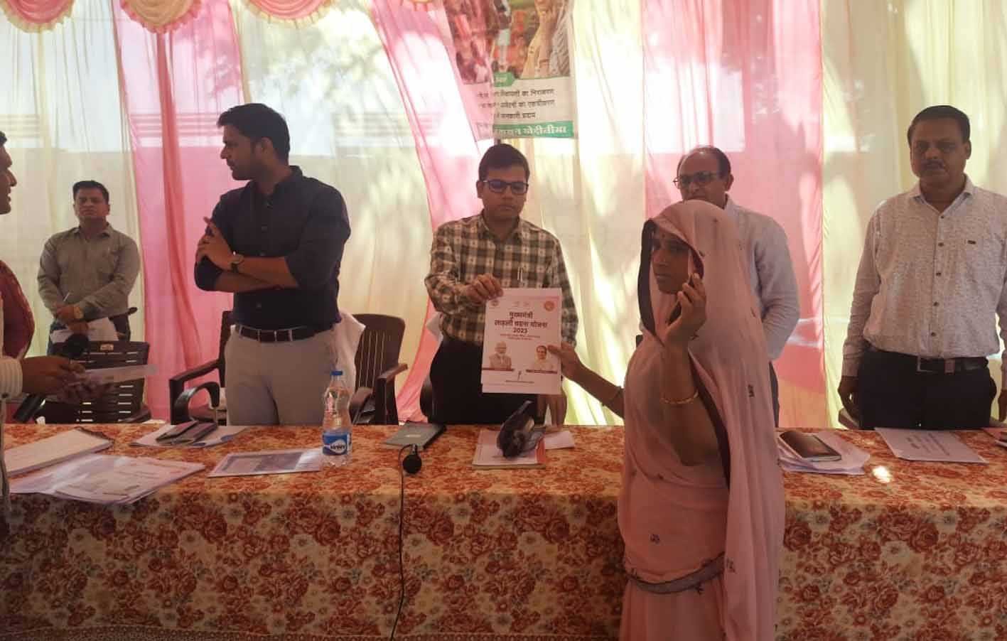 ग्राम चौपाल  -कलेक्टर ने सुनी ग्रामीणों की समस्याएं