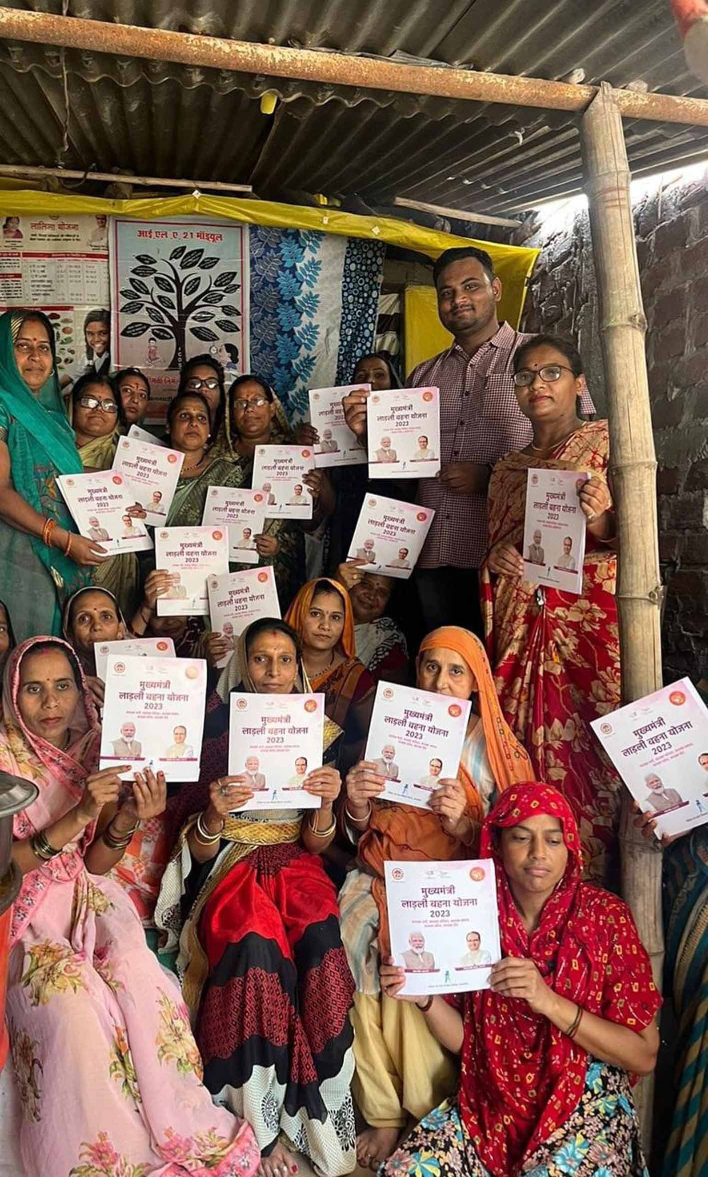 कृषि मंत्री ने लाड़ली बहना योजना के स्वीकृति पत्र वितरित किए