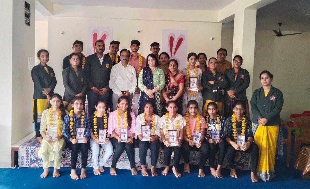 पुष्पहार पहनाकर दिए स्मृति चिन्ह