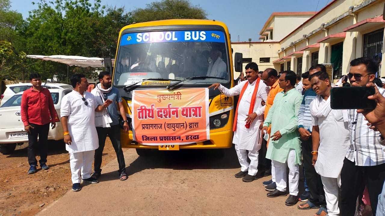 कृषि मंत्री ने वृद्धजनो को प्रयागराज तीर्थ यात्रा के लिए किया रवाना  