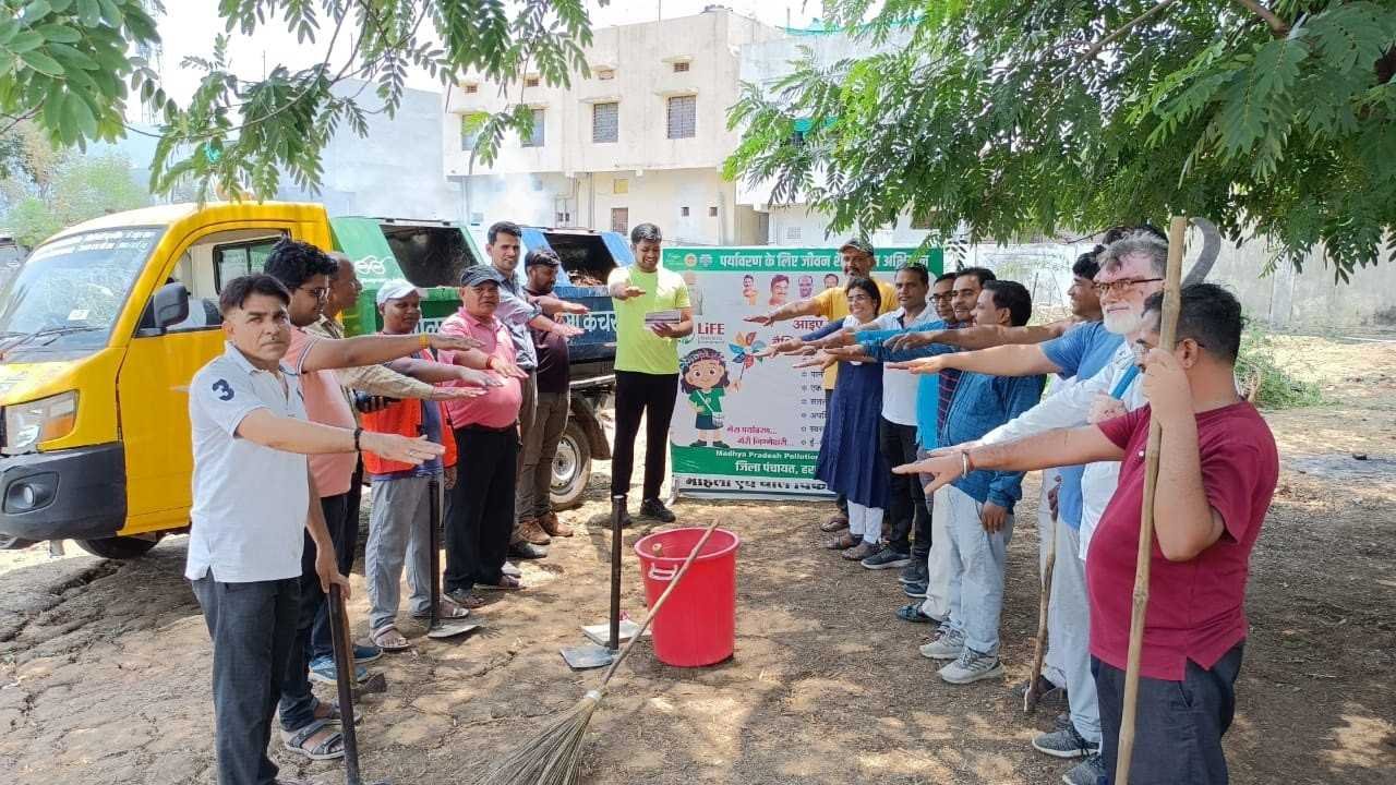 अधिकारी-कर्मचारियों ने किया स्वच्छता श्रमदान