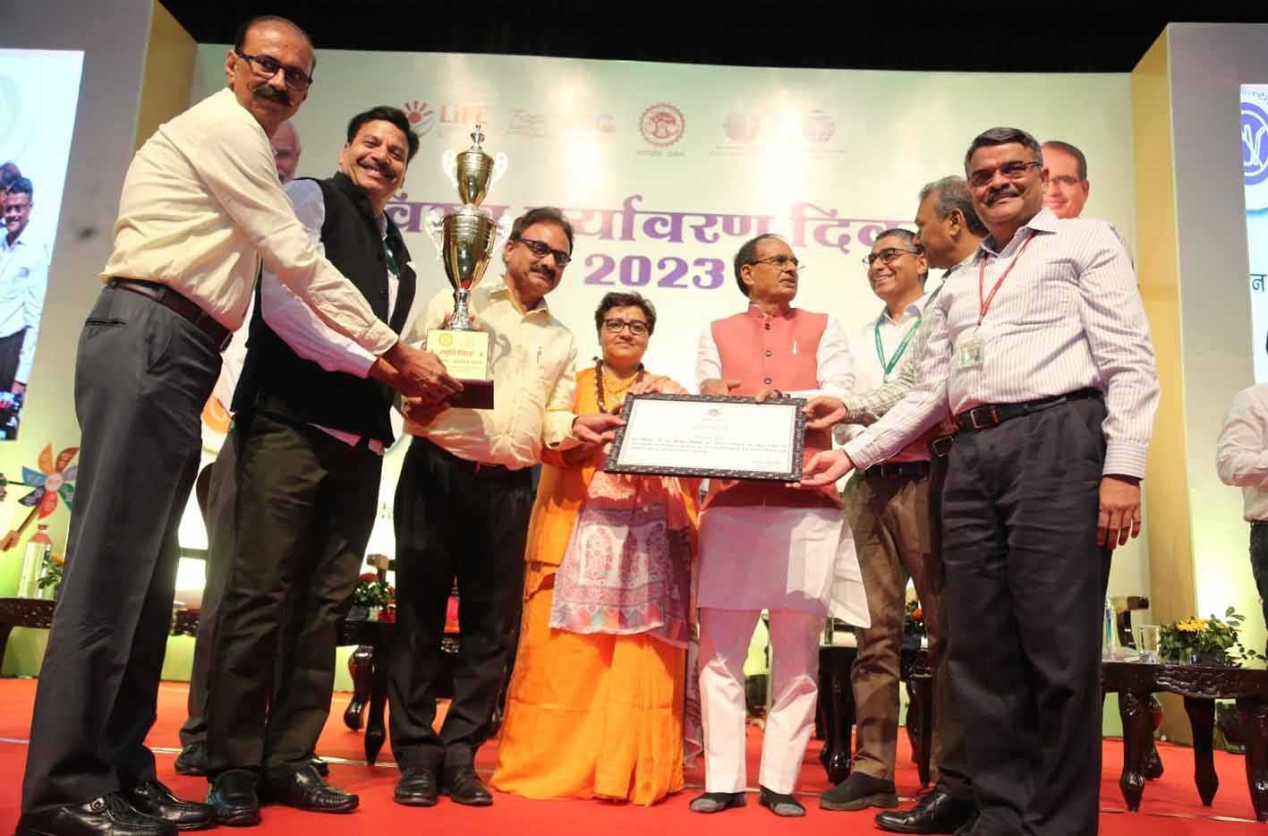 मुख्यमंत्री ने वन बल प्रमुख गुप्ता को किया पुरस्कृत