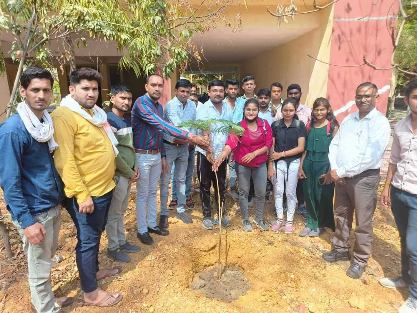 भाजयुमो जिलाध्यक्ष ने किया पौधरोपण
