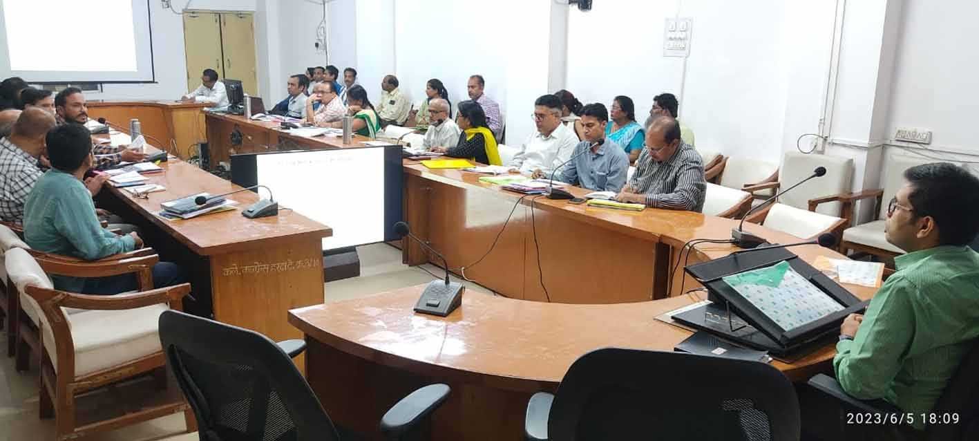 कलेक्टर ने स्वास्थ्य कार्यक्रमों की प्रगति की समीक्षा की
