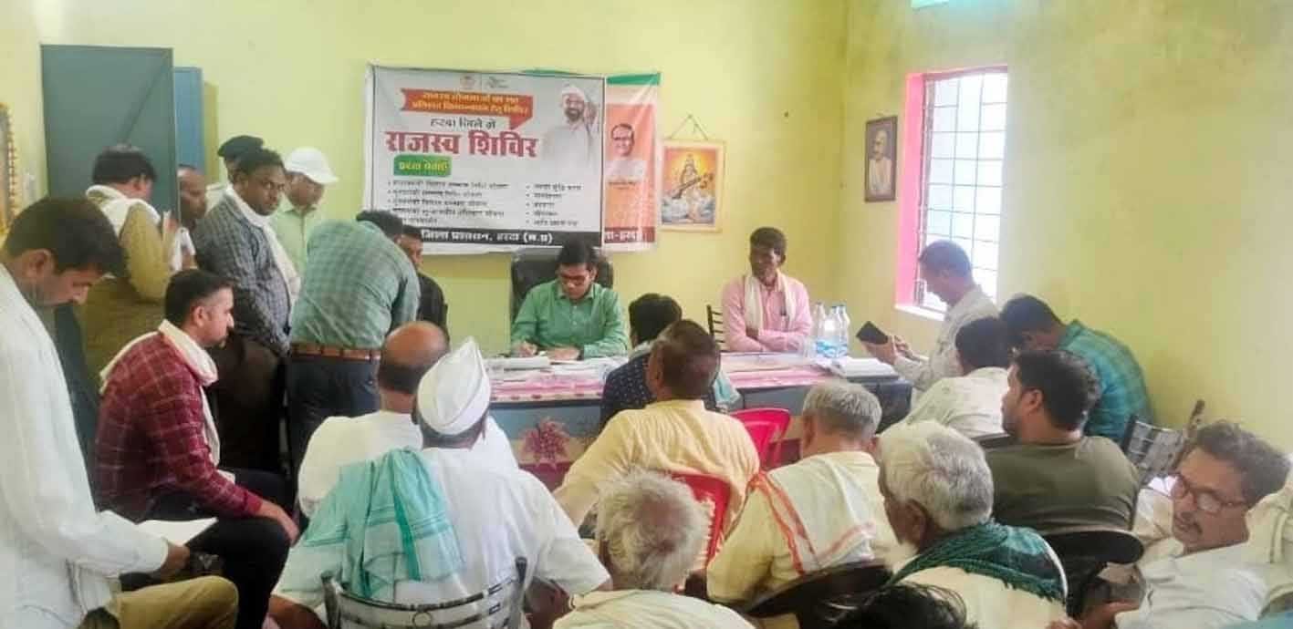 कलेक्टर ने राजस्व समस्या निवारण शिविर में सुनी समस्याएं