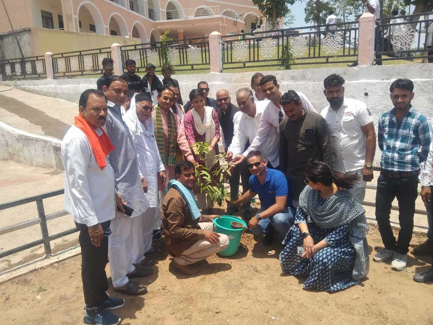 अनोखा तीर की 13वीं वर्षगांठ पर पौधरोपण….