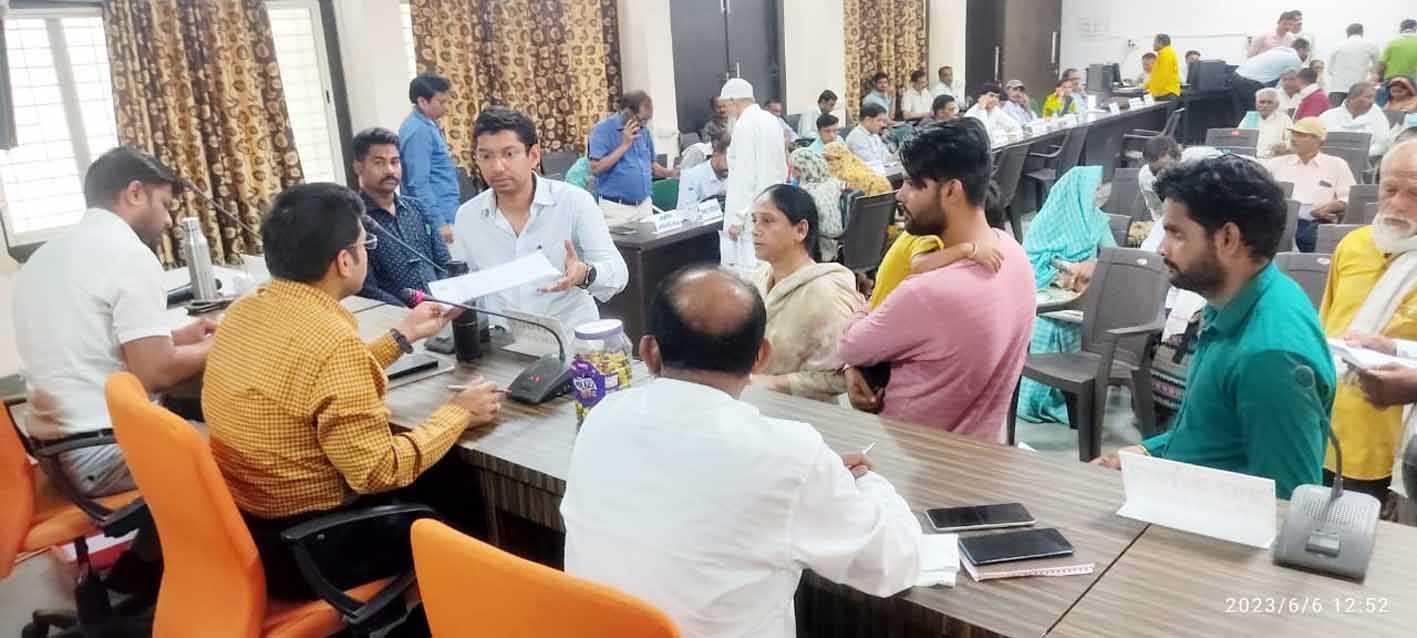 जनसुनवाई : कलेक्टर ने सुनी नागरिकों की समस्याएं