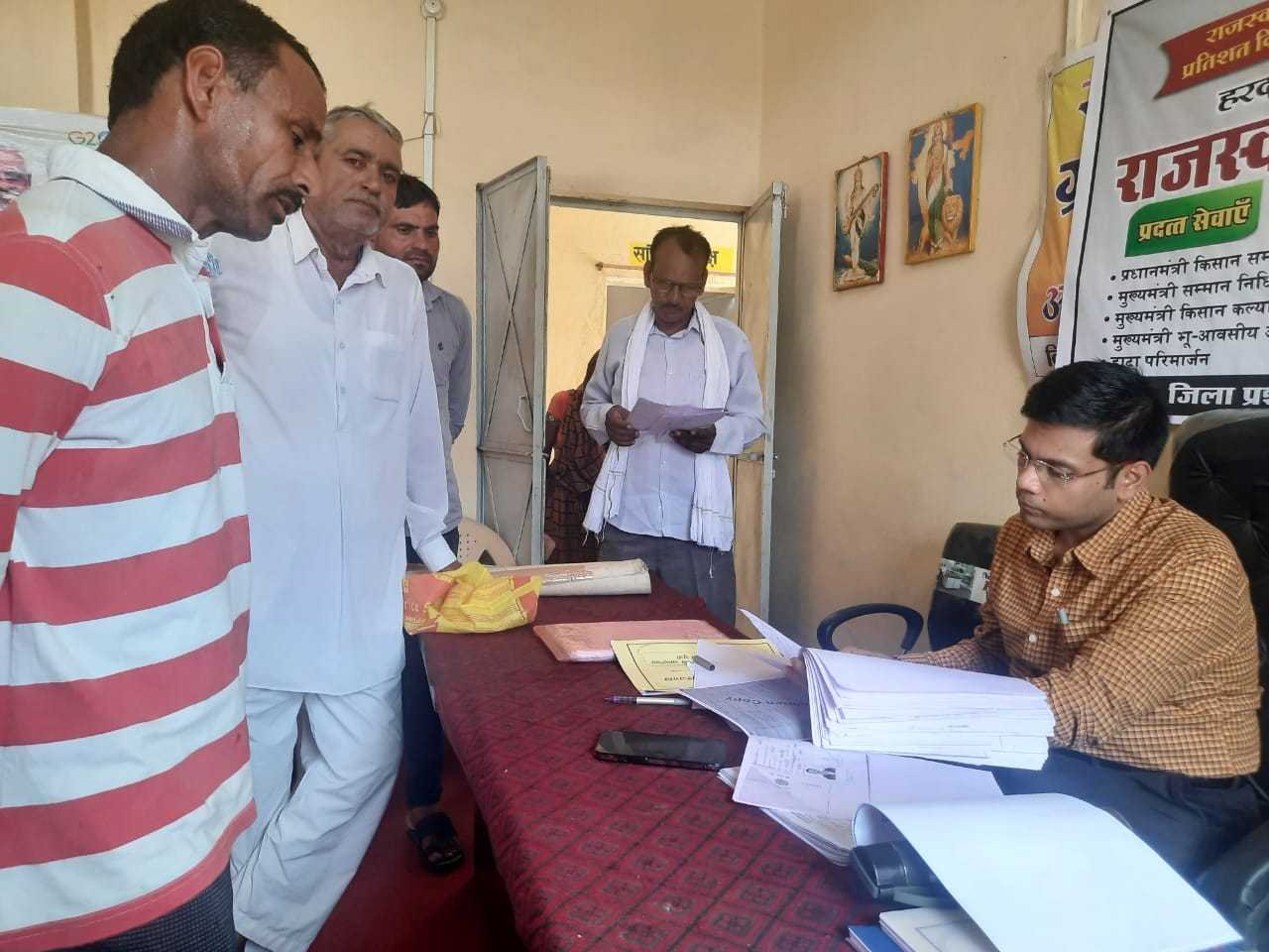 कलेक्टर ने रिजगांव, कोलीपुरा में सुनी ग्रामीणों की समस्याएं