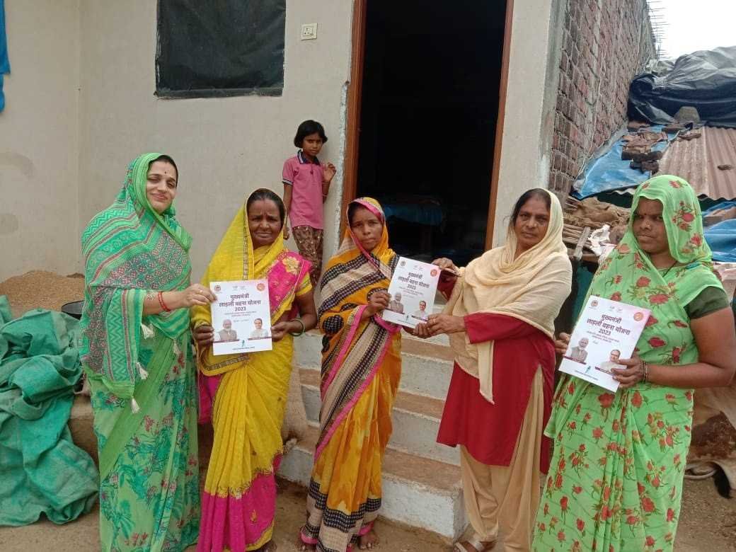 लाड़ली बहनों को घर-घर जाकर दिए स्वीकृति पत्र