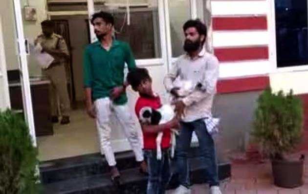 बकरी के मेमनों को लेकर थाने पहुंचा युवक