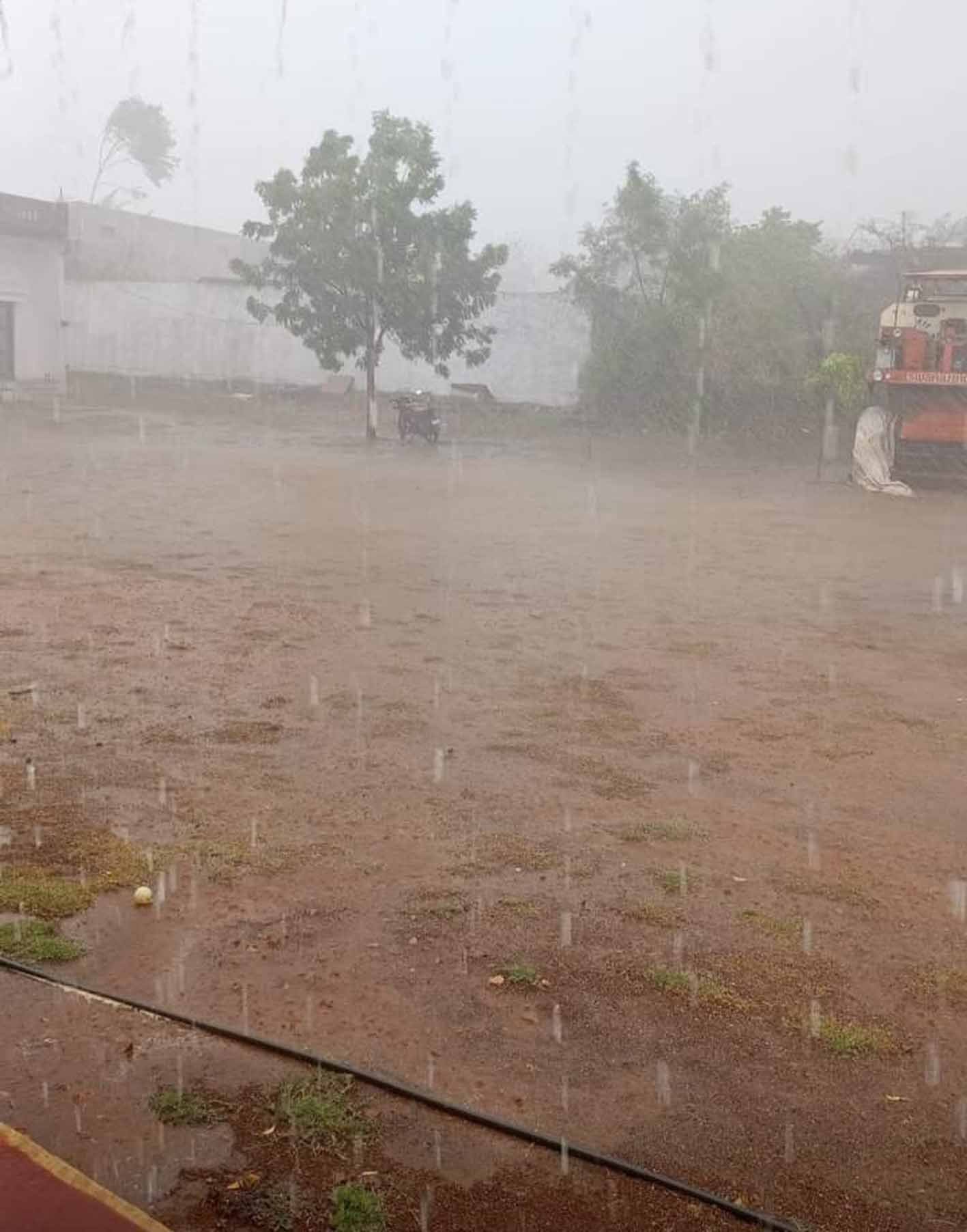 तेज हवा के साथ 10 मिनिट झमाझम बारिश