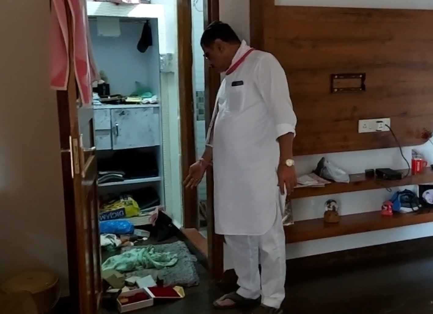 खमलाय में हुई डकैती, बंदूक अड़ाकर लूटे 50 लाख के जेवर और नगदी