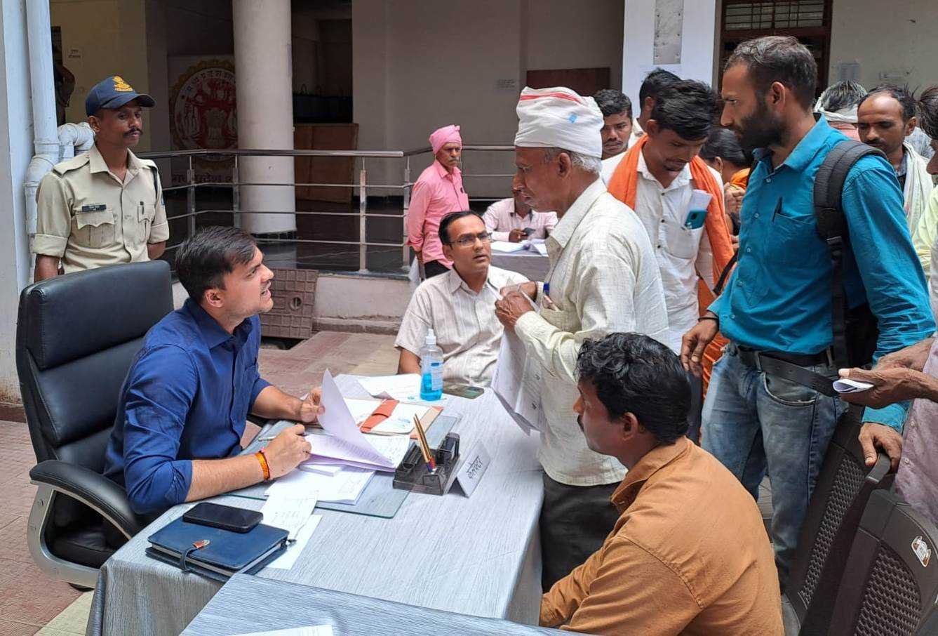 प्रभारी कलेक्टर ने जनसुनवाई में सुनीं आमजन की समस्याएं
