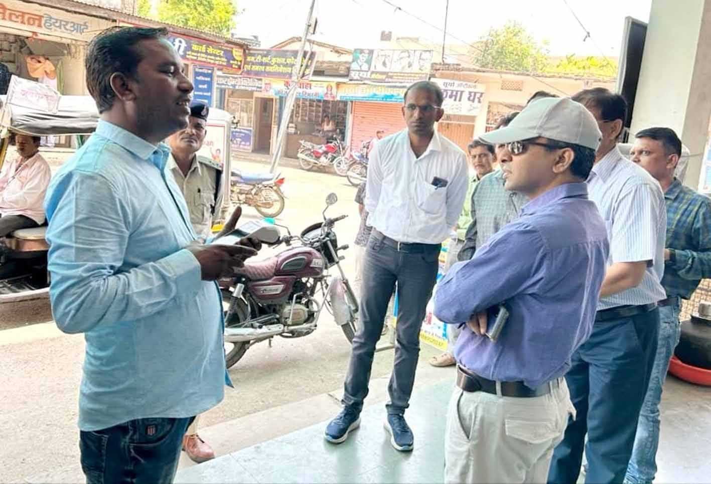 कलेक्टर ने सड़क विकास निगम के कार्यों की समीक्षा की