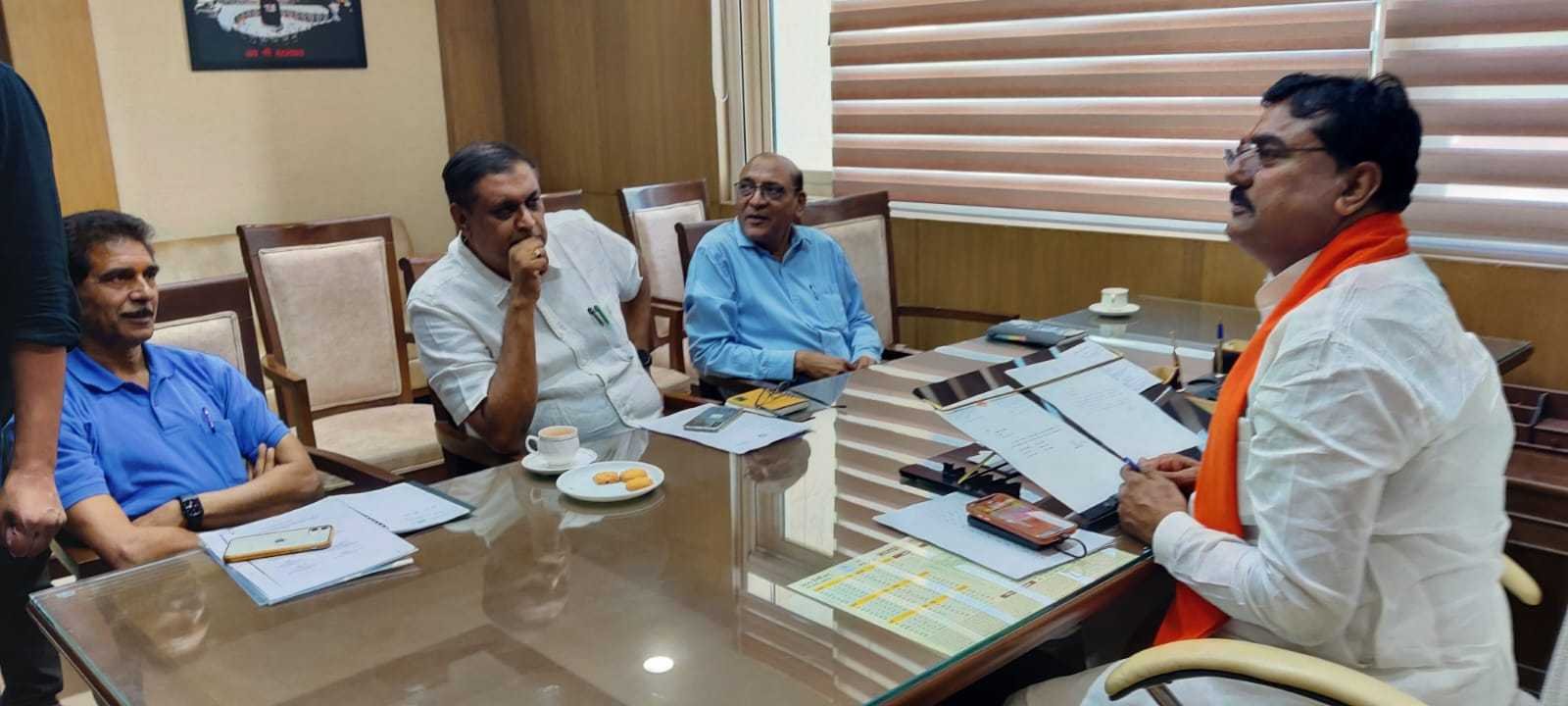 कृषि मंत्री ने डीआरएम के साथ मीटिंग की