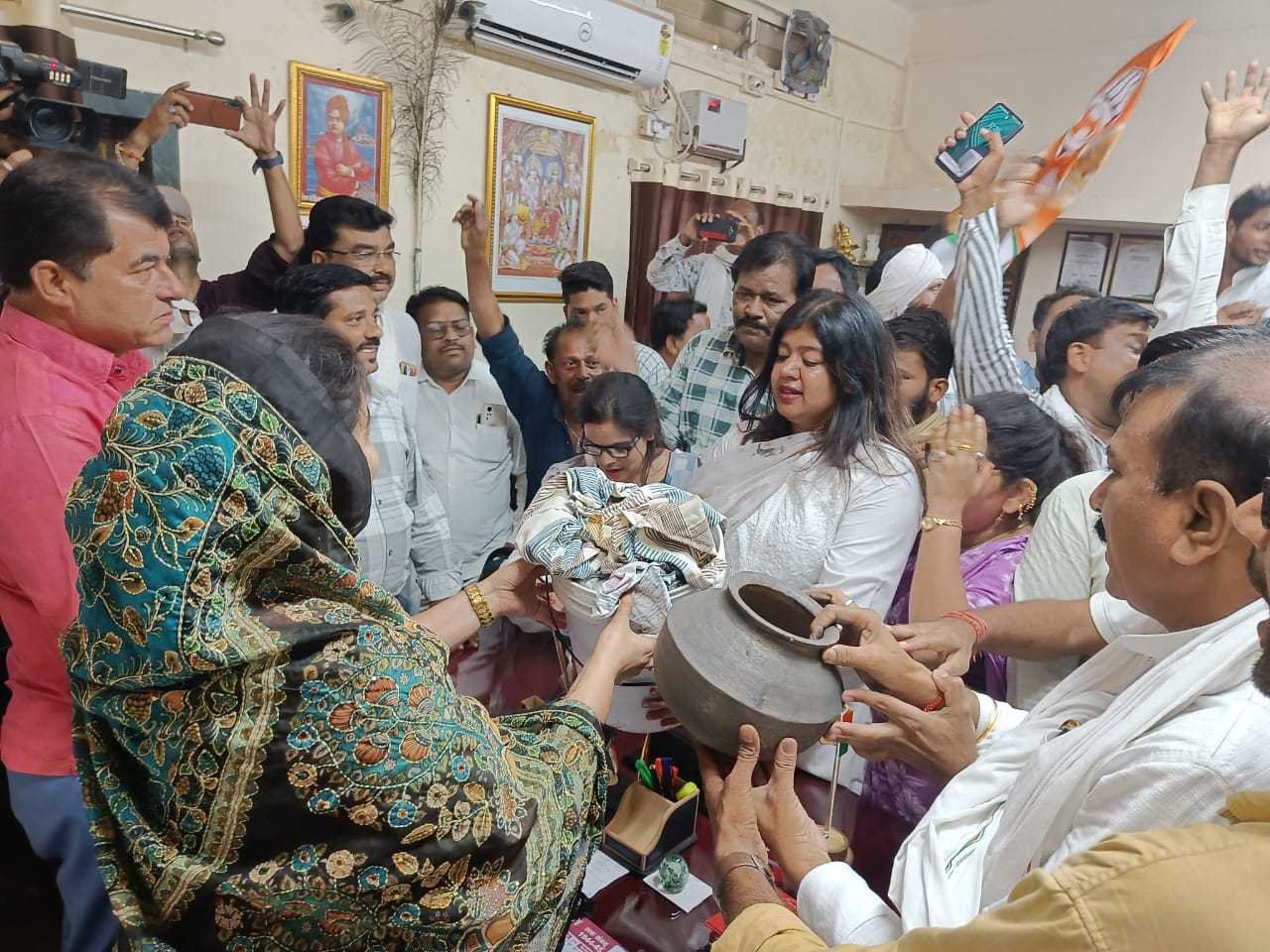 कांग्रेस ने नपा का किया घेराव, मटके फोड़कर जताया विरोध
