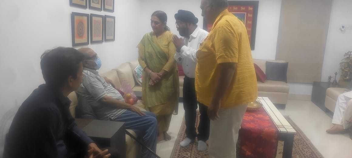 पूर्व विधायक राजौरिया से की छात्रों के लिए कॉलेज दान करने की मांग