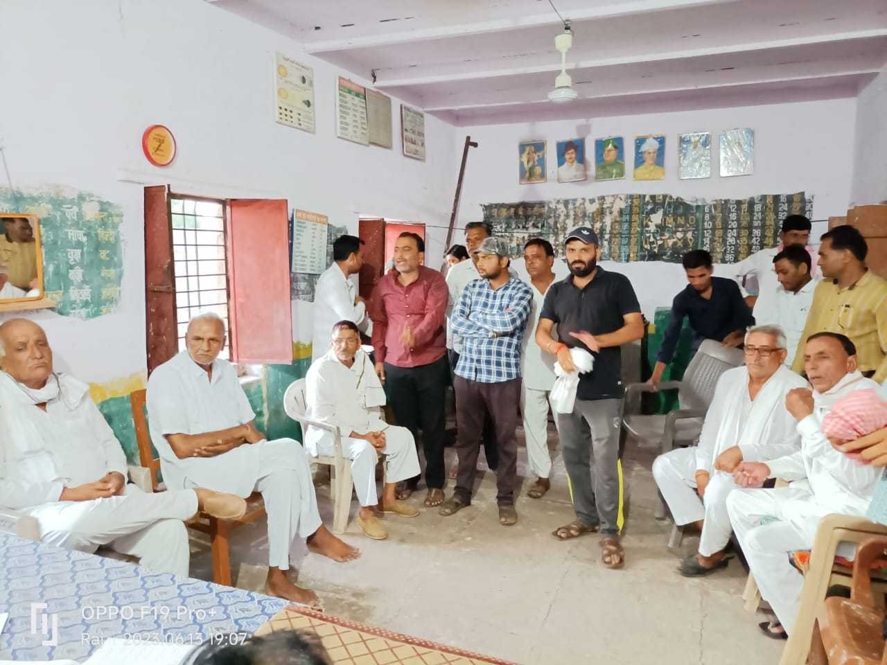ग्राम चौपाल में किसानों ने बिजली सड़क की समस्या बताई