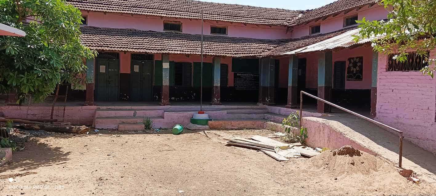 माध्यमिक शाला का पुराना भवन तोड़ा, प्राथमिक शाला का भवन हुआ जर्जर