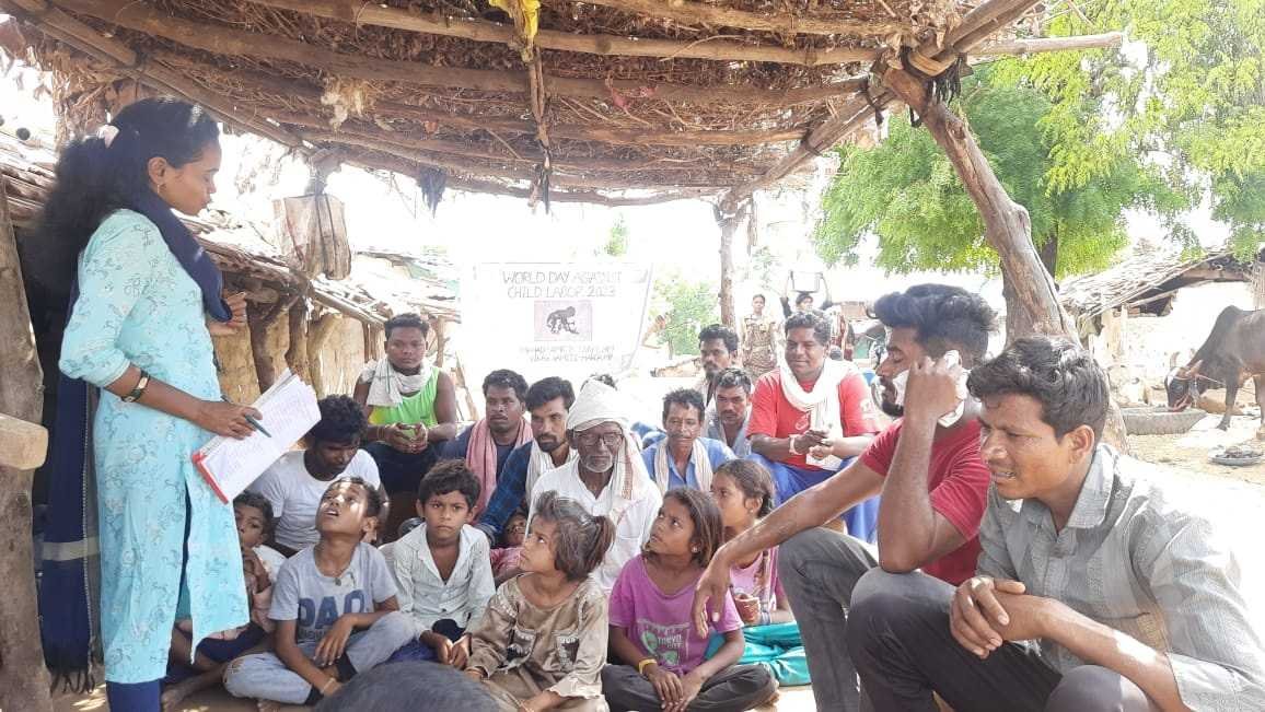 गांव में मनाया बाल श्रम निषेध दिवस….  ग्रामवासियों के साथ बच्चों को बताए बाल अधिकार