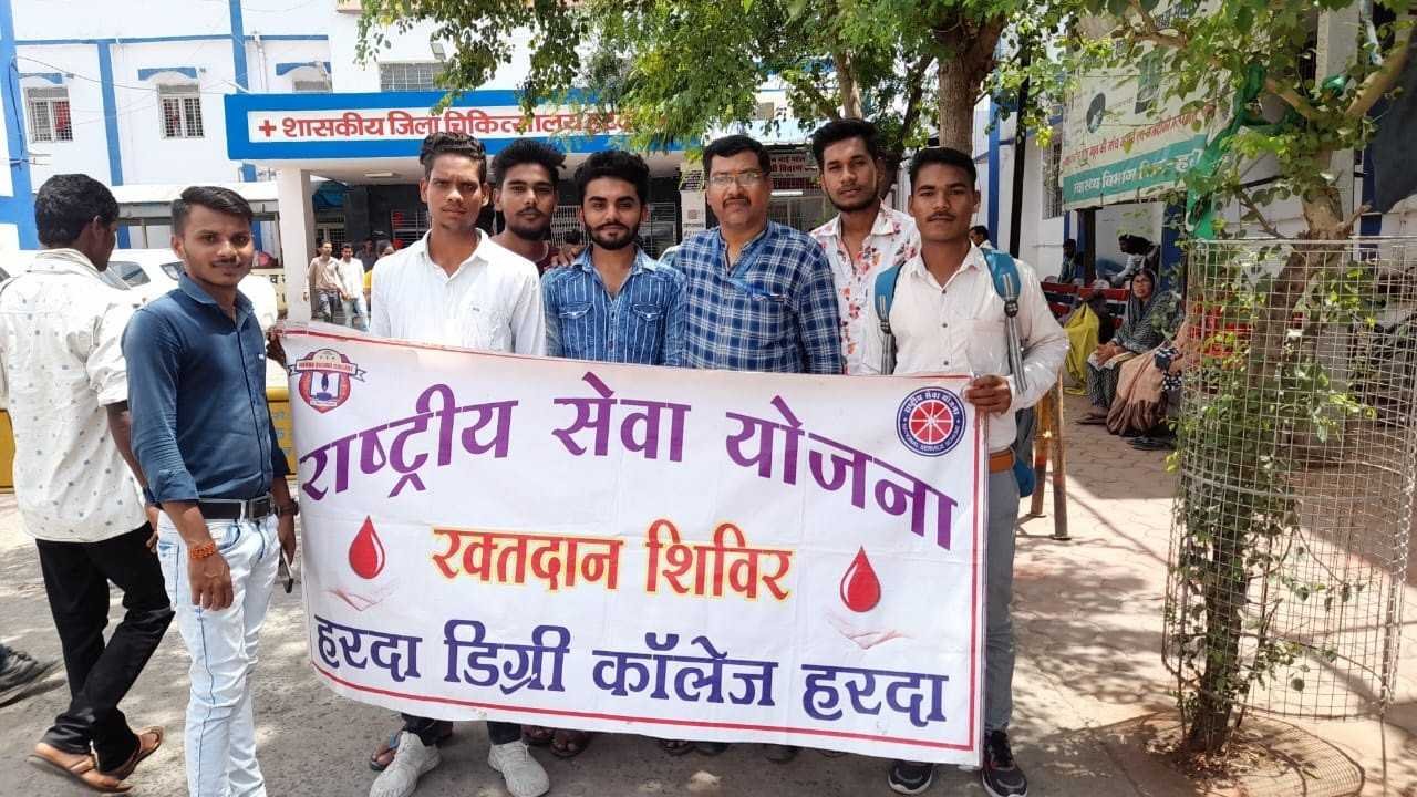 विश्व रक्तदान दिवस पर स्वयंसेवकों ने किया रक्तदान