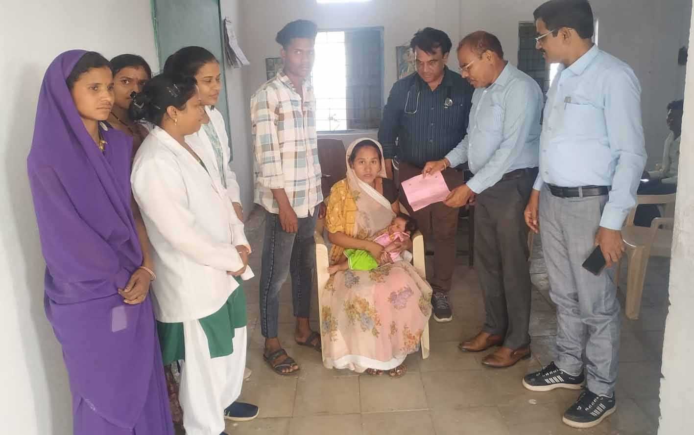 ग्राम चौपाल में दो बालिकाओं के जन्म प्रमाण-पत्र मौके पर ही बनवाए