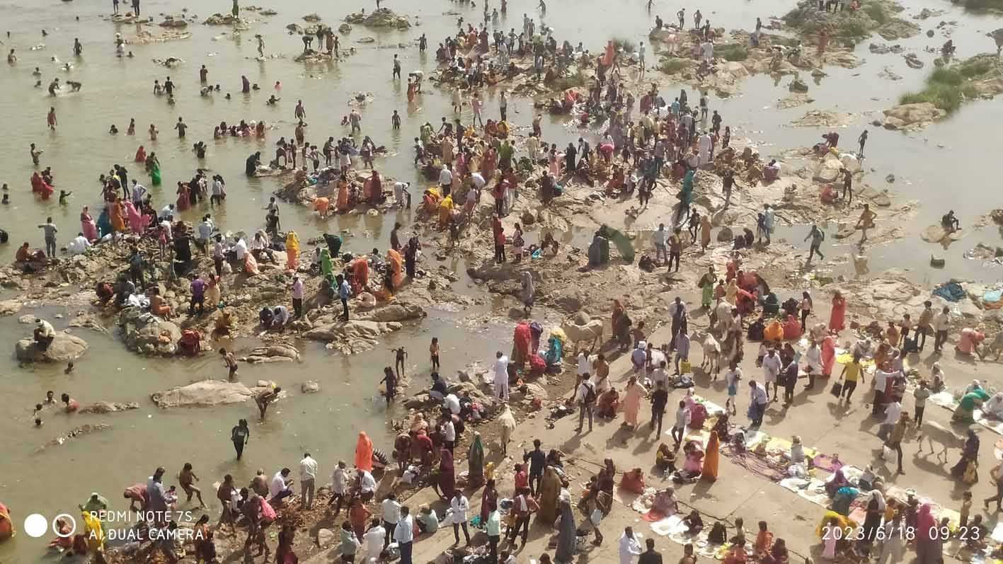 अमावस्या पर हजारों श्रद्धालुओं ने किया नर्मदा स्नान