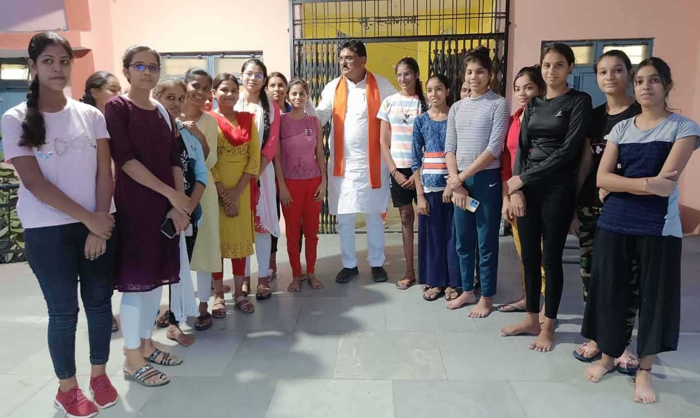 कृषि मंत्री ने छात्रावास का किया निरीक्षण  