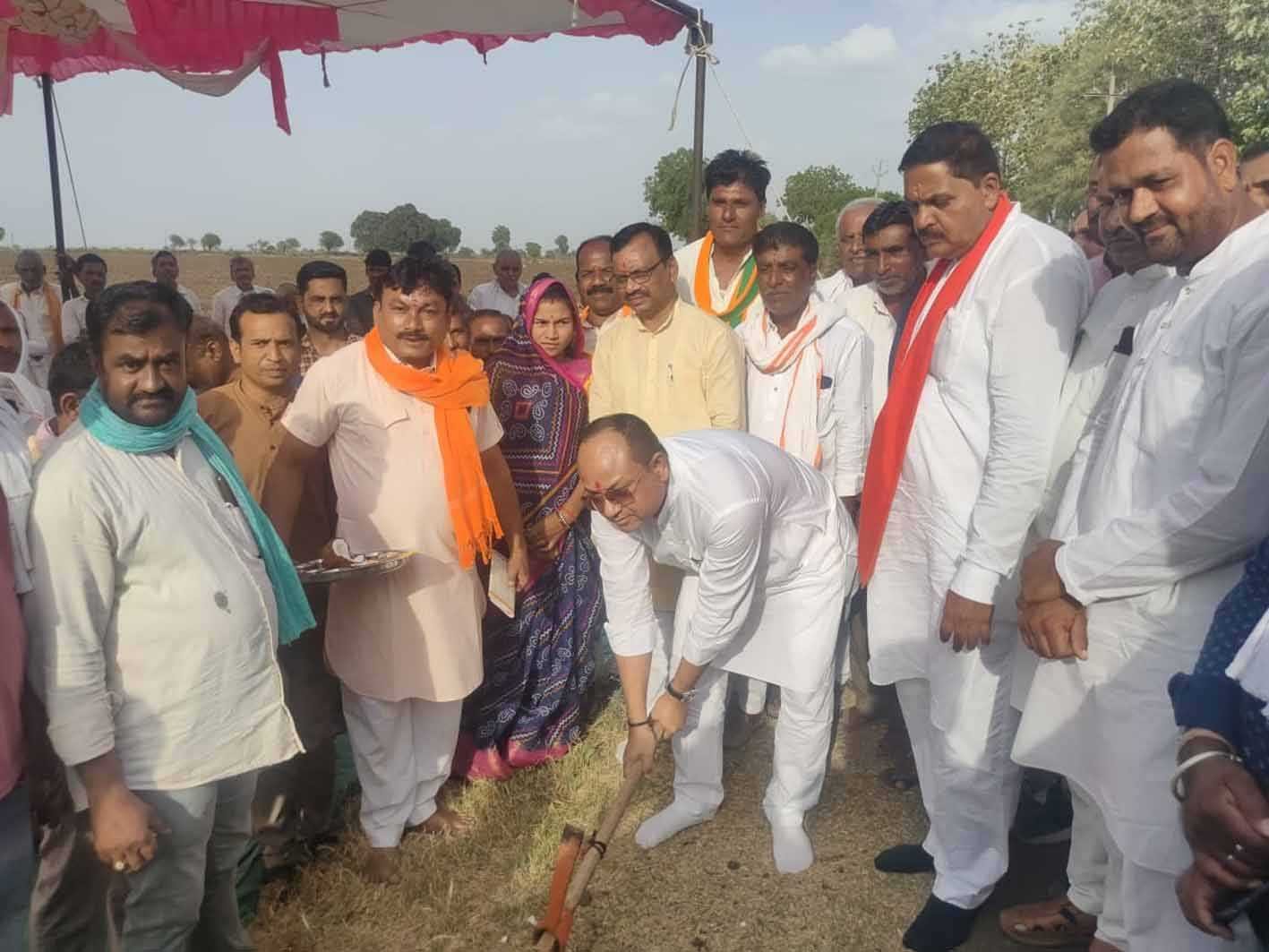 सड़क निर्माण का किया भूमिपूजन  