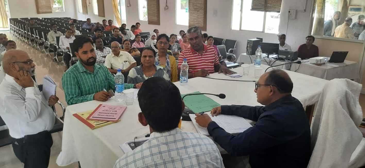 अपर कलेक्टर ने शिविर में कर्मचारियों की समस्याएं सुनी