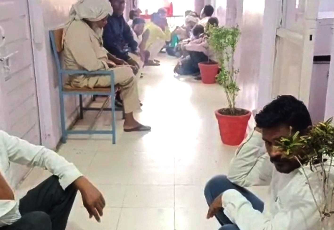जुएं के अड्डे पर पुलिस का छापा