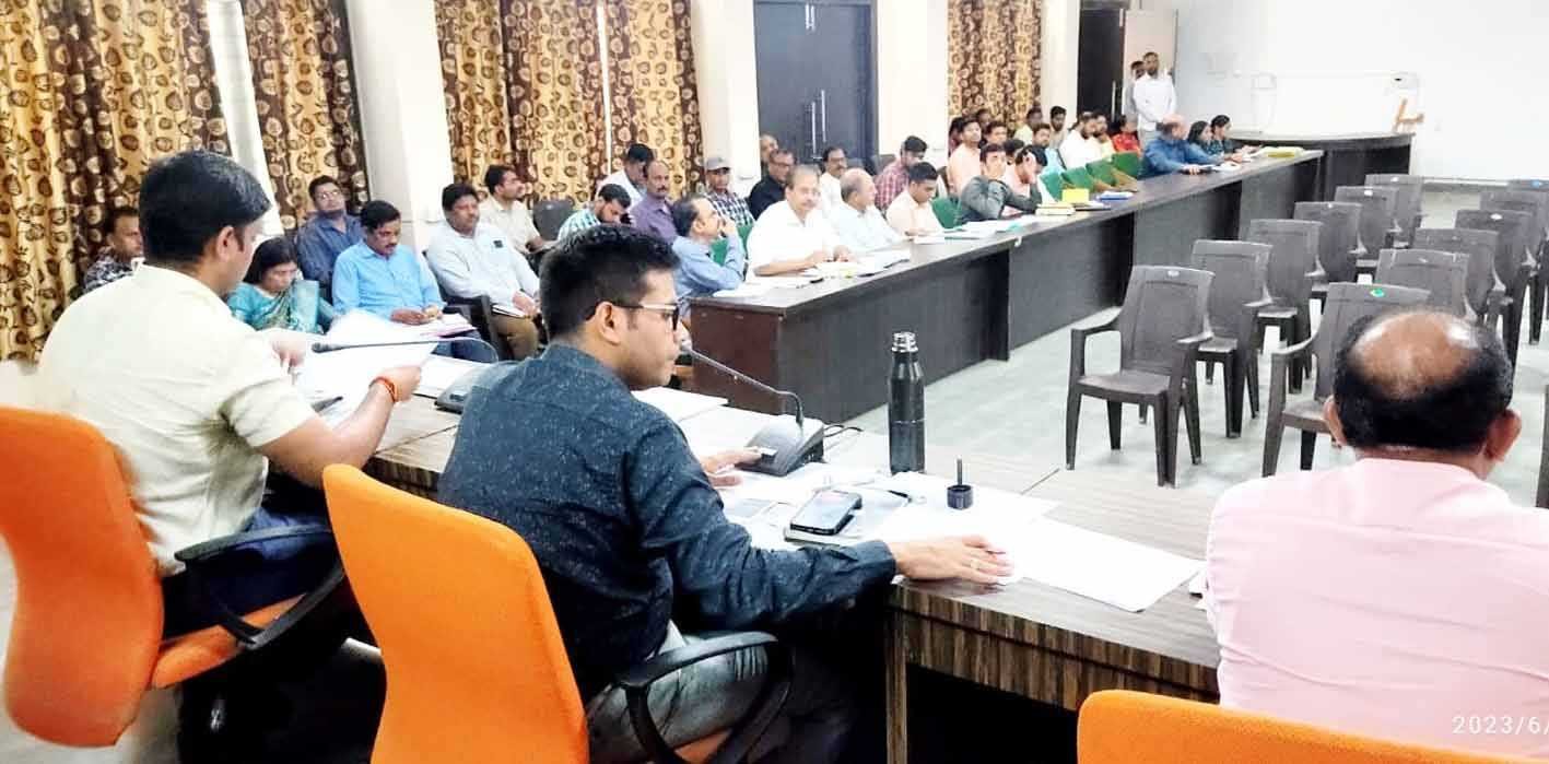 कलेक्टर ने महिला बाल विकास की योजनाओं की समीक्षा की