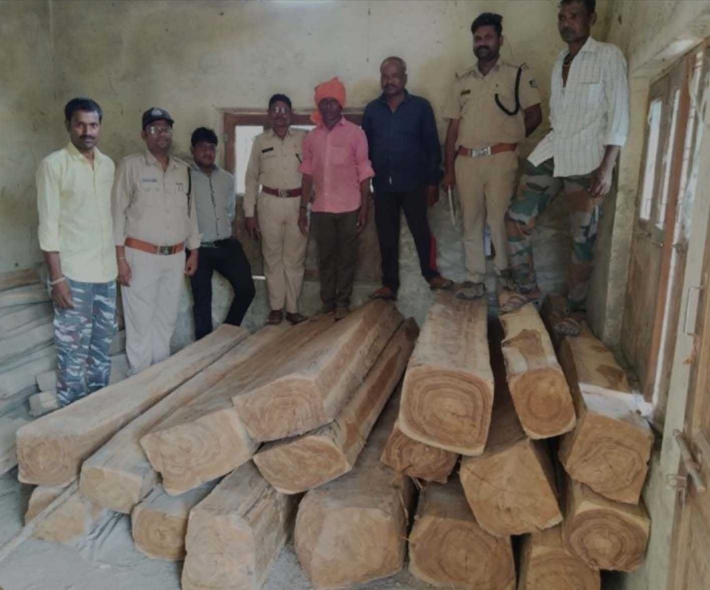 गश्ती दल ने घेराबंदी कर अवैध सागौन पकड़ी