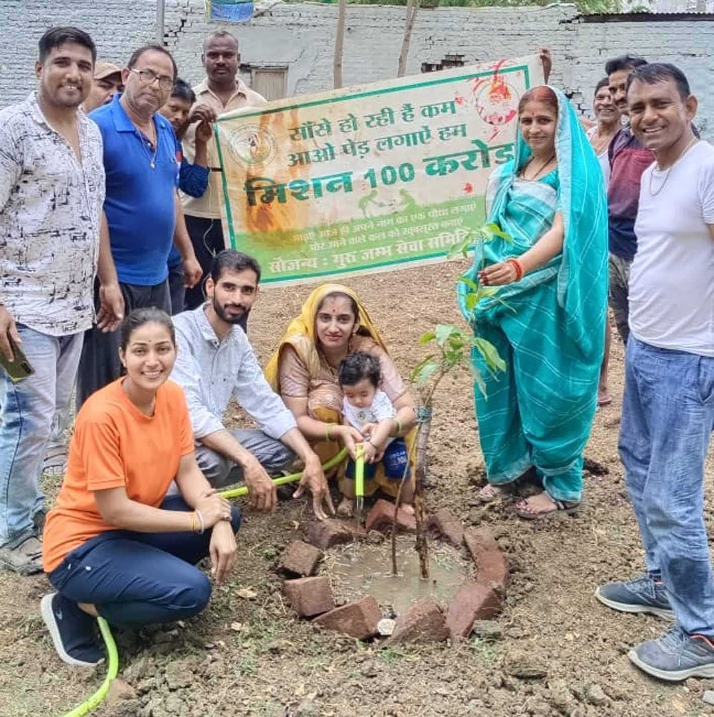 पौधरोपण कर मनाया बेटे का जन्मदिन